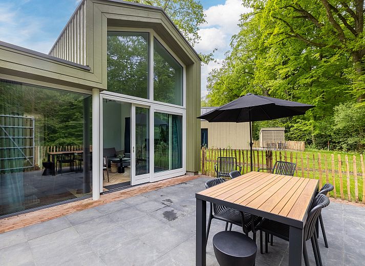 Ruime veranda van 4-6-persoons hondenwoning in Beuningen, Twente met uitzicht op groene omgeving.