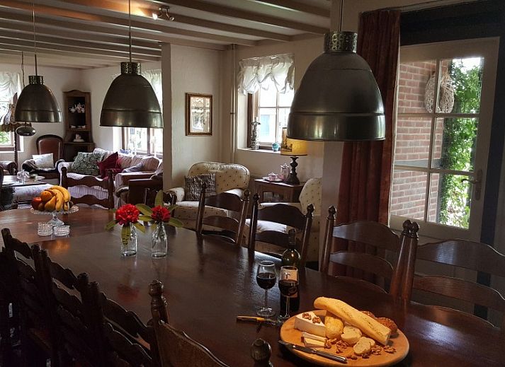 Gezellige keuken in VakantiehuisVasse.nl, vakantiehuis in Vasse, Twente. Geniet van moderne voorzieningen en landelijke charme in Overijssel.