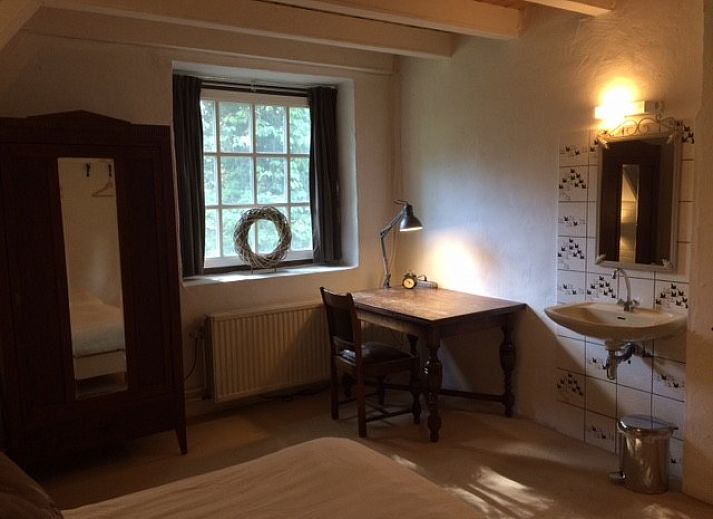 Gezellige keuken in VakantiehuisVasse.nl, vakantiehuis in Vasse, Twente. Geniet van moderne voorzieningen en landelijke charme in Overijssel.