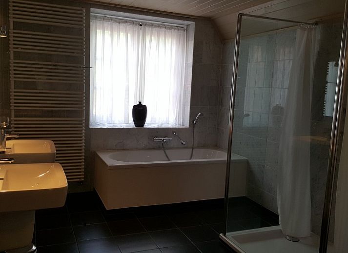 Gezellige woonkamer in VakantiehuisVasse.nl in Vasse, Twente met comfortabele zithoek en landelijke charme, ideaal voor ontspanning.