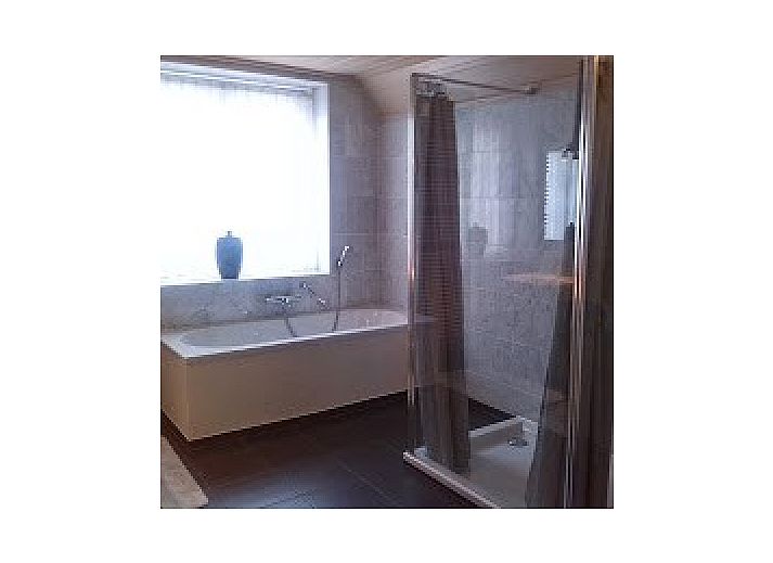 Gezellige woonkamer in VakantiehuisVasse.nl in Vasse, Twente met comfortabele zithoek en landelijke charme, ideaal voor ontspanning.