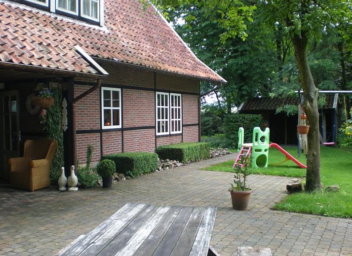 Gezellige binnenruimte van VakantiehuisVasse.nl in Vasse, Twente, met rustieke inrichting en sfeervolle decoratie.