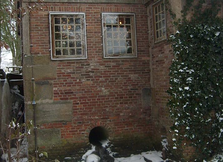 Rustige tuin met vijver bij Vakantiehuisje in Vasse, Twente, Overijssel.