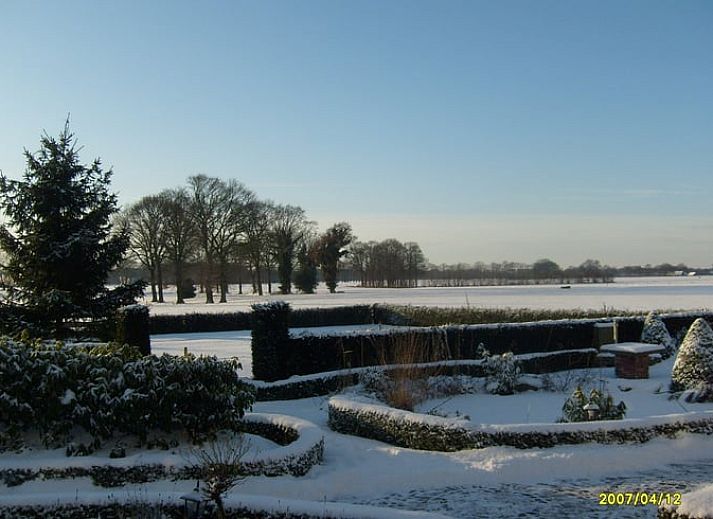 Rustige tuin met vijver bij Vakantiehuisje in Vasse, Twente, Overijssel.