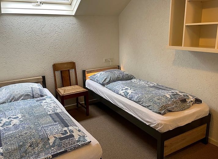 Charmante gevel van Vakantiehuisje in Vasse, Twente, Overijssel met bloementuin.