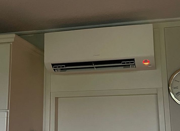 Charmante gevel van Vakantiehuisje in Vasse, Twente, Overijssel met bloementuin.