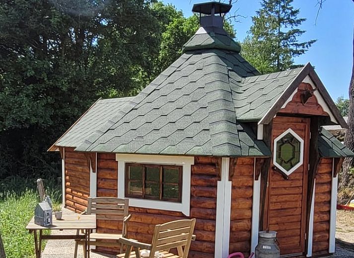 Cozy wooden vacation home in Overdinkel, Twente, Overijssel, surrounded by green nature.