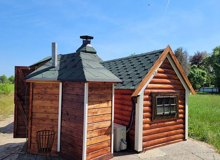 Cozy wooden vacation home in Overdinkel, Twente, Overijssel, surrounded by green nature.