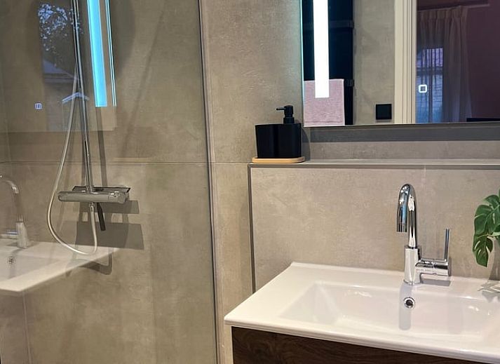 Charmantes Ferienhaus in Overdinkel mit Holzterrasse, ideal zum Entspannen in Twente, Overijssel.