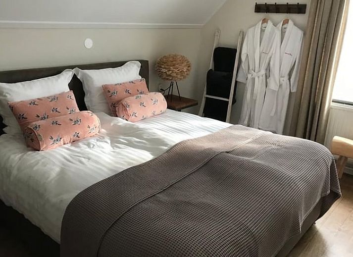 Gemuetliches Wohnzimmer im Cottage in Weerselo, Twente mit Kamin und bequemem Sofa.