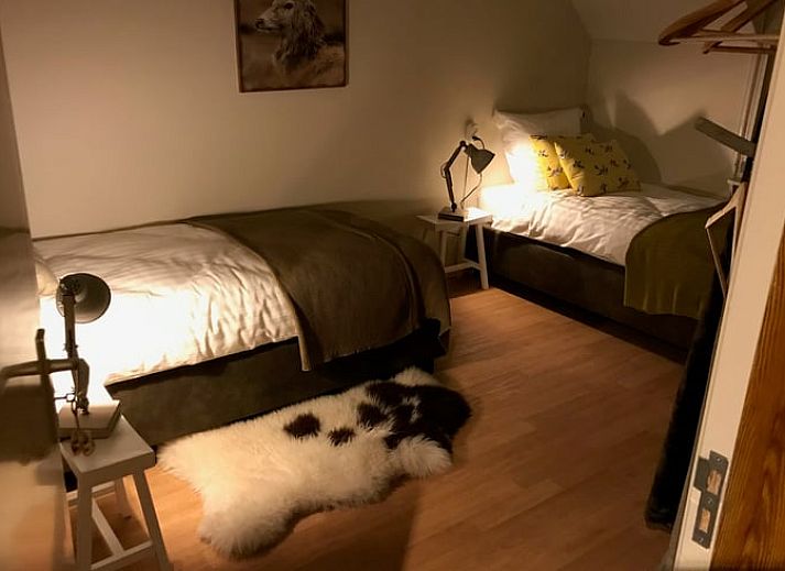 Gemuetliches Wohnzimmer im Cottage in Weerselo, Twente mit Kamin und bequemem Sofa.