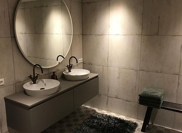 Gemuetliches Wohnzimmer im Cottage in Weerselo, Twente mit Kamin und bequemem Sofa.