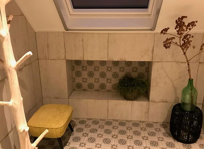 Gemuetliches Wohnzimmer im Cottage in Weerselo, Twente mit Kamin und bequemem Sofa.