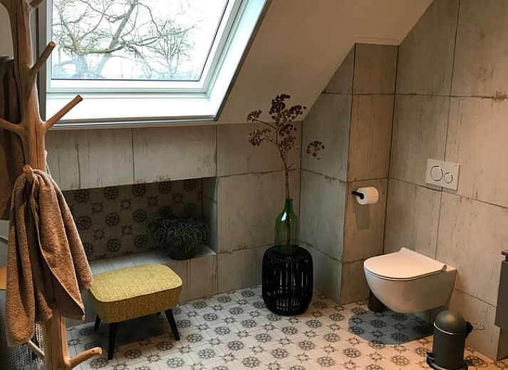 Esszimmer und Wohnzimmer in Cottage in Weerselo, Ferienhaus in Twente, Overijssel mit stimmungsvoller Beleuchtung.