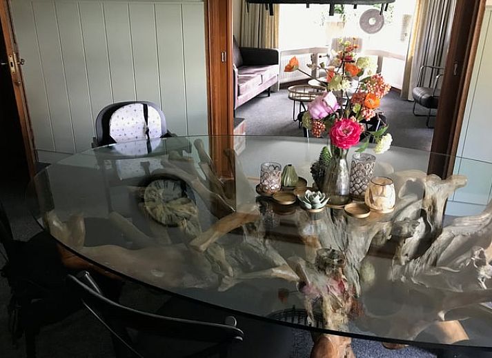 Esszimmer und Wohnzimmer in Cottage in Weerselo, Ferienhaus in Twente, Overijssel mit stimmungsvoller Beleuchtung.