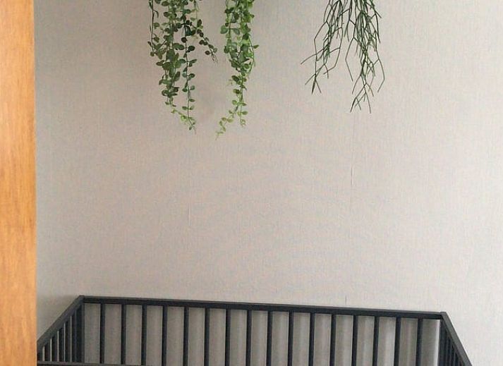 Esszimmer und Wohnzimmer in Cottage in Weerselo, Ferienhaus in Twente, Overijssel mit stimmungsvoller Beleuchtung.