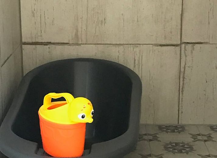 Esszimmer und Wohnzimmer in Cottage in Weerselo, Ferienhaus in Twente, Overijssel mit stimmungsvoller Beleuchtung.