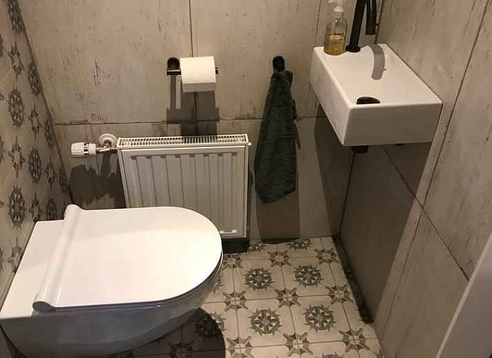 Gemuetliche Leseecke in Cottage in Weerselo, Ferienhaus in Twente, Overijssel mit Ledersessel.