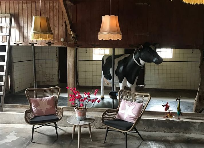 Gemuetliche Leseecke in Cottage in Weerselo, Ferienhaus in Twente, Overijssel mit Ledersessel.