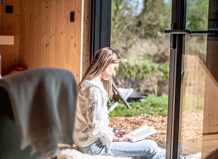 Luftaufnahme des Ferienhauses in Tilligte mit weitem Blick ueber die Landschaft von Twente in Overijssel.