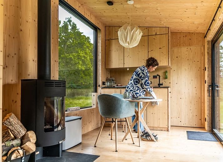 Blick von oben auf die Terrasse des Ferienhauses in Tilligte, ideal fuer Entspannung in Twente, Overijssel.