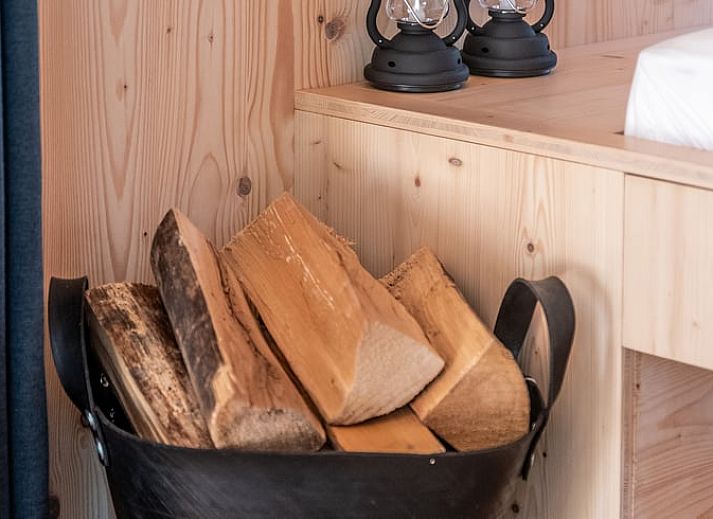 Blick von oben auf die Terrasse des Ferienhauses in Tilligte, ideal fuer Entspannung in Twente, Overijssel.