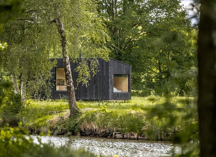 Blick von oben auf die Terrasse des Ferienhauses in Tilligte, ideal fuer Entspannung in Twente, Overijssel.
