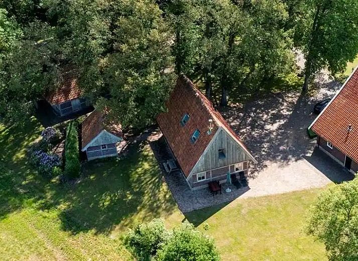 Luchtfoto van vakantiehuis OV682 in Tilligte, Twente, omgeven door groene natuur.