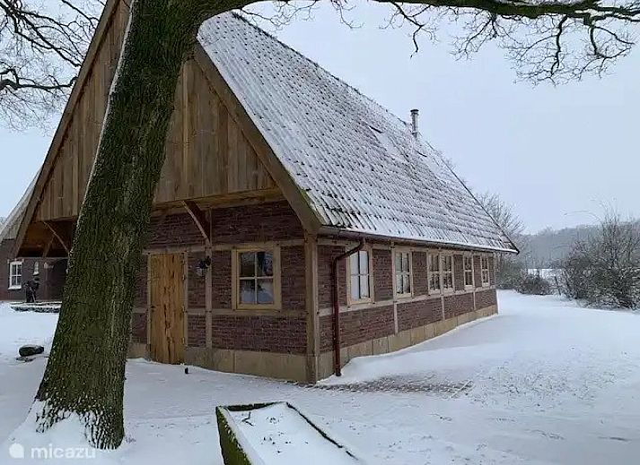 Luchtfoto van vakantiehuis OV682 in Tilligte, Twente, omgeven door groene natuur.