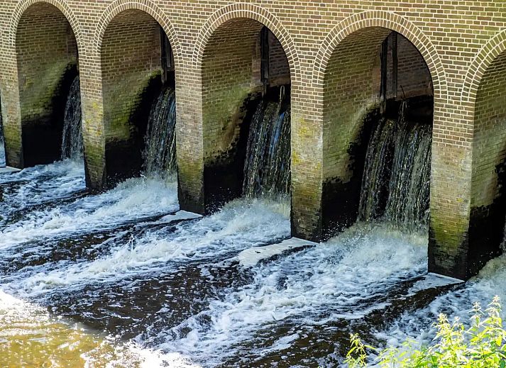 Luchtfoto van vakantiehuis OV682 in Tilligte, Twente, omgeven door groene natuur.