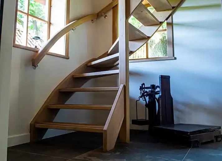 Luchtfoto van vakantiehuis OV682 in Tilligte, Twente, omgeven door groene natuur.