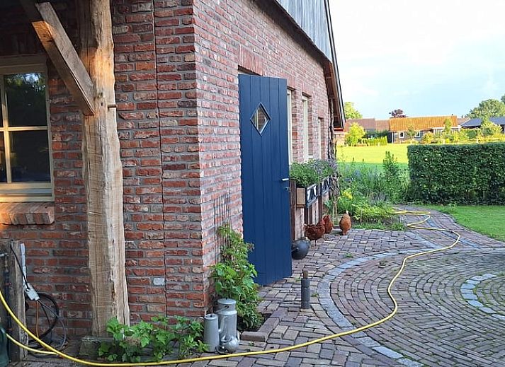 Ferienhaus in Tilligte, gelegen im gruenen Twente, Overijssel, mit einer charmanten Backsteinfassade und Blick auf die laendliche Landschaft.