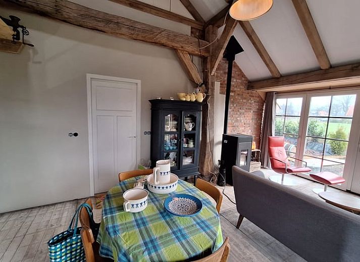 Charmantes Ferienhaus in Tilligte, Twente, mit laendlichem Flair und stimmungsvoll beleuchteter Terrasse. Ideal fuer einen entspannten Aufenthalt in Overijssel.