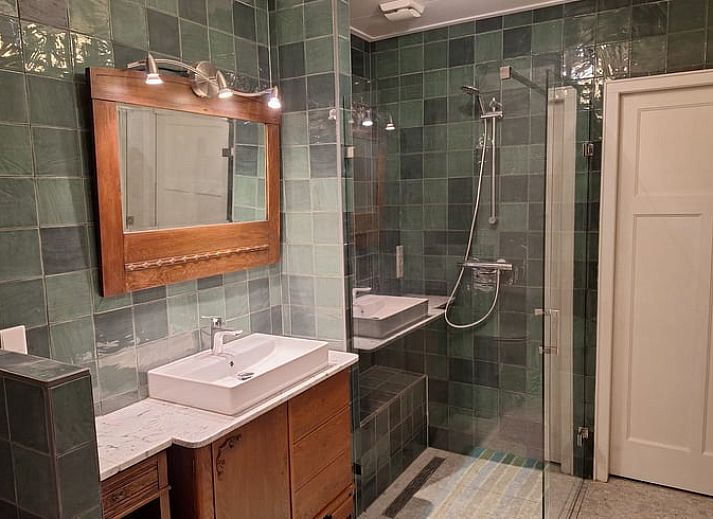 Charmantes Ferienhaus in Tilligte, Twente, mit laendlichem Flair und stimmungsvoll beleuchteter Terrasse. Ideal fuer einen entspannten Aufenthalt in Overijssel.