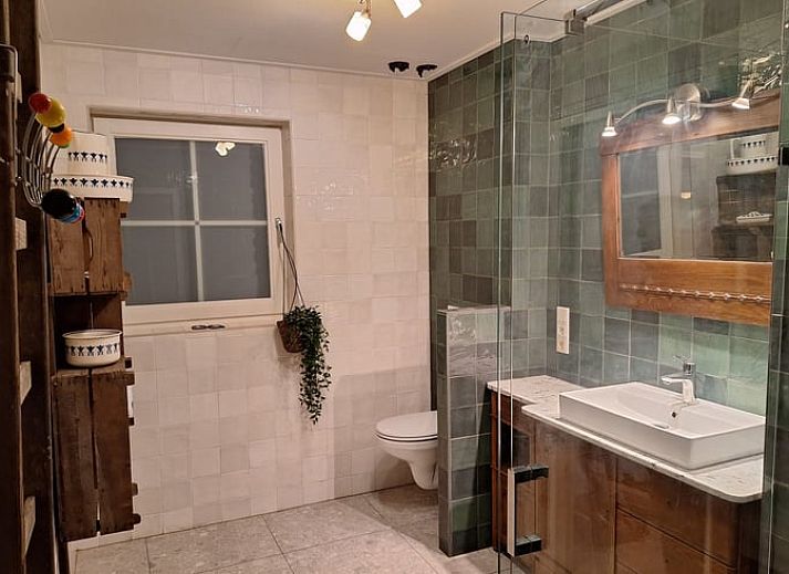 Charmantes Ferienhaus in Tilligte, Twente, mit laendlichem Flair und stimmungsvoll beleuchteter Terrasse. Ideal fuer einen entspannten Aufenthalt in Overijssel.