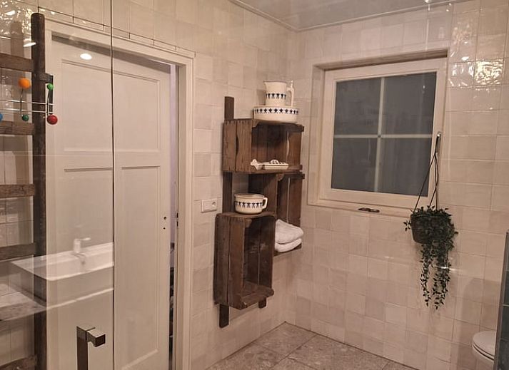 Das Ferienhaus in Tilligte, Twente, bietet einen charmanten Aufenthalt mit rustikalen Backstein- und Holzfassaden, umgeben von gruener Natur in Overijssel.