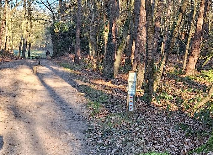 Das Ferienhaus in Tilligte, Twente, bietet einen charmanten Aufenthalt mit rustikalen Backstein- und Holzfassaden, umgeben von gruener Natur in Overijssel.
