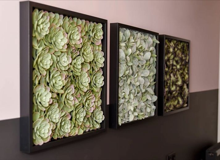 Gezellige woonkamer van Vakantiehuisje in Reutum, Twente met open haard en comfortabele zitruimte.