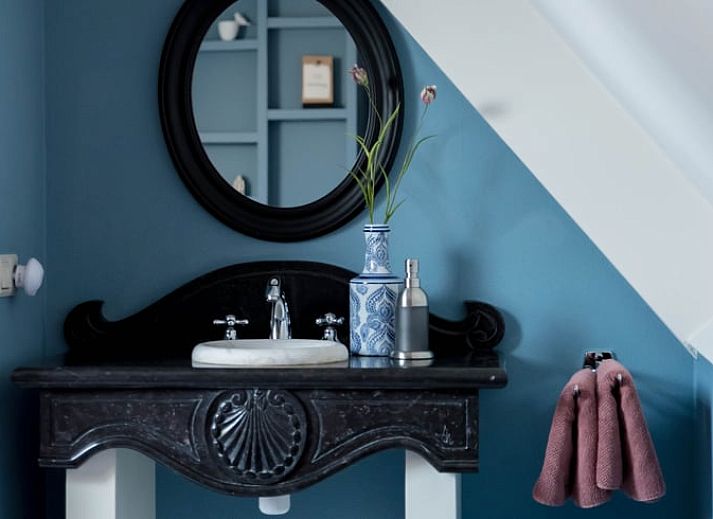 Gezellige woonkamer van Vakantiehuisje in Reutum, Twente met open haard en comfortabele zitruimte.