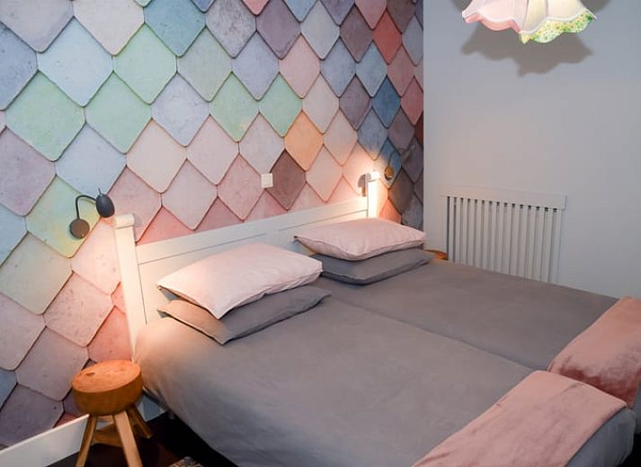 Gezellige woonkamer van Vakantiehuisje in Reutum, Twente met open haard en comfortabele zitruimte.