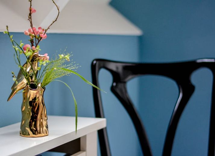 Gezellige woonkamer van Vakantiehuisje in Reutum, Twente met open haard en comfortabele zitruimte.