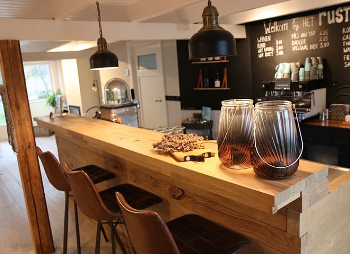 Gezellige bar in Vakantiehuis in Reutum, Twente, Overijssel met houten interieur en sfeervolle verlichting.