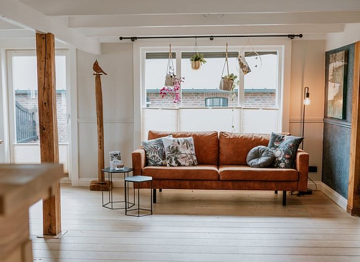 Gezellige bar in Vakantiehuis in Reutum, Twente, Overijssel met houten interieur en sfeervolle verlichting.