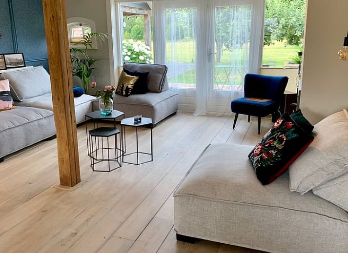 Gezellige bar in Vakantiehuis in Reutum, Twente, Overijssel met houten interieur en sfeervolle verlichting.