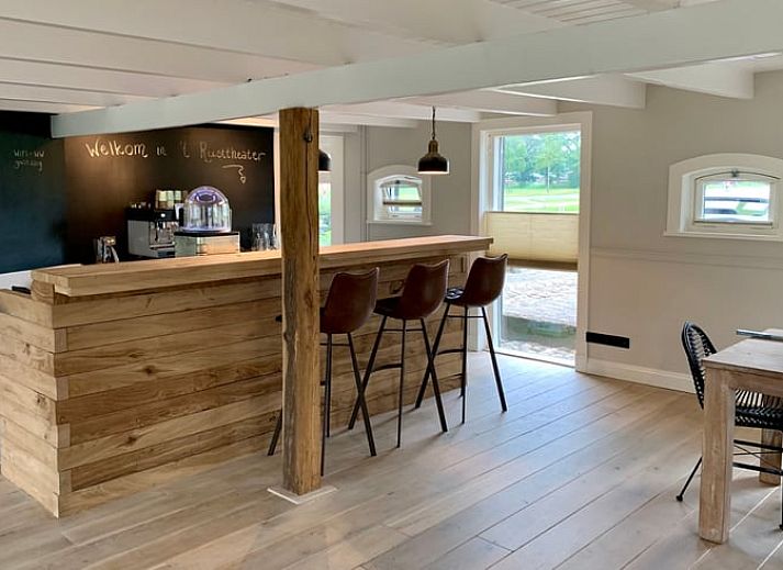 Gezellige bar in Vakantiehuis in Reutum, Twente, Overijssel met houten interieur en sfeervolle verlichting.