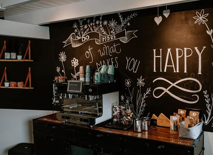 Lichte en ruime binnenruimte van Vakantiehuis in Reutum, Twente, Overijssel met moderne inrichting.