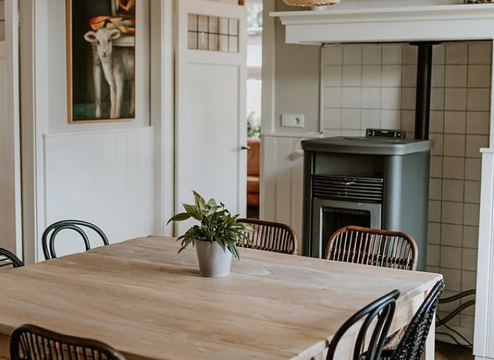 Lichte en ruime binnenruimte van Vakantiehuis in Reutum, Twente, Overijssel met moderne inrichting.