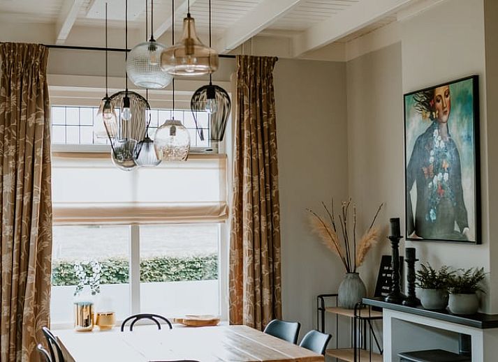 Lichte en ruime binnenruimte van Vakantiehuis in Reutum, Twente, Overijssel met moderne inrichting.