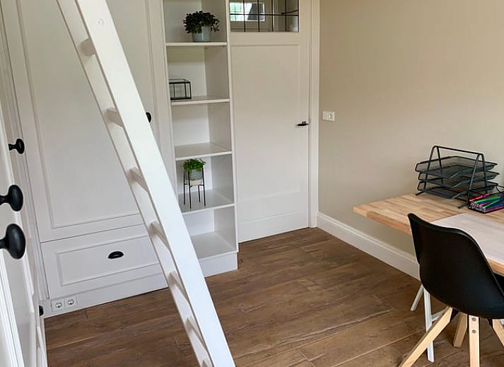 Lichte en ruime binnenruimte van Vakantiehuis in Reutum, Twente, Overijssel met moderne inrichting.