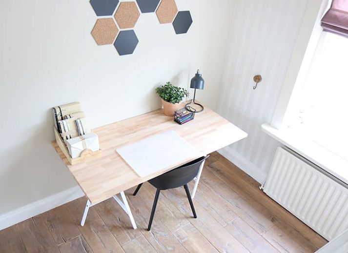 Comfortabele zithoek in Vakantiehuis in Reutum, Twente, Overijssel met uitzicht op de tuin.